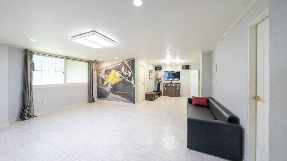 Room (B101)
