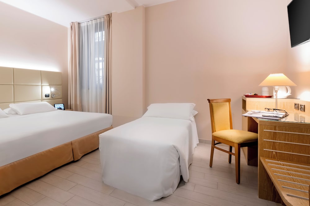 Standard Room, Multiple Beds, Non Smoking - Photo 2