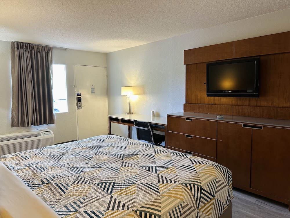 Deluxe Room, 1 King Bed, Accessible, Non Smoking photo 2