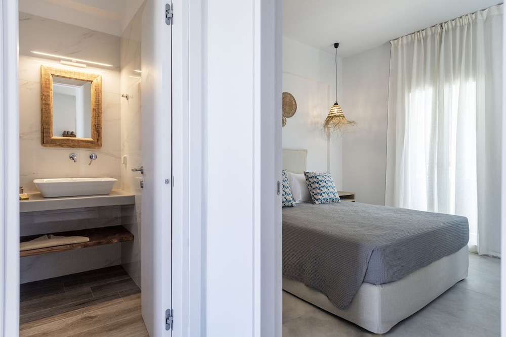 Deluxe Apartment, 1 Queen Bed with Sofa bed, Partial Sea View