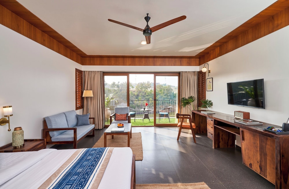 Luxury Condo, 1 King Bed, Balcony