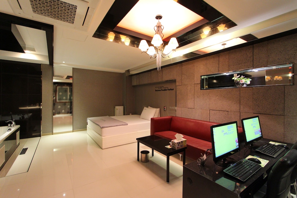 Suite (Addt’L Fee For Consecutive Nights) photo 2