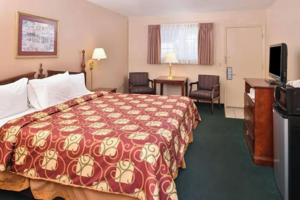 Room, 1 King Bed, Non Smoking photo 3