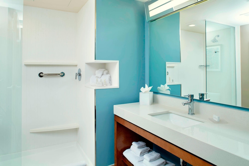 Enhanced King Room with Sofa bed and Tub - Mobility Accessible thumbnail 6