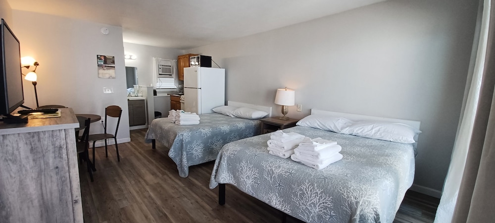 Double Room, 2 Double Beds, Partial Ocean View photo 2