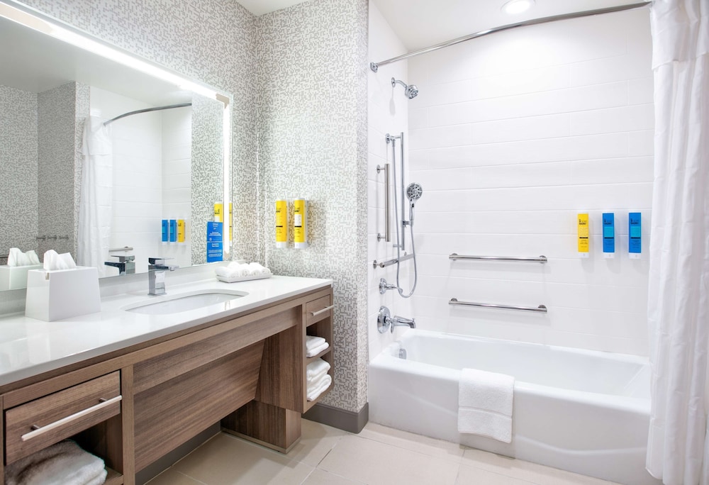 Suite, 1 Bedroom, Accessible, Lake View (Bathtub) - Photo 2
