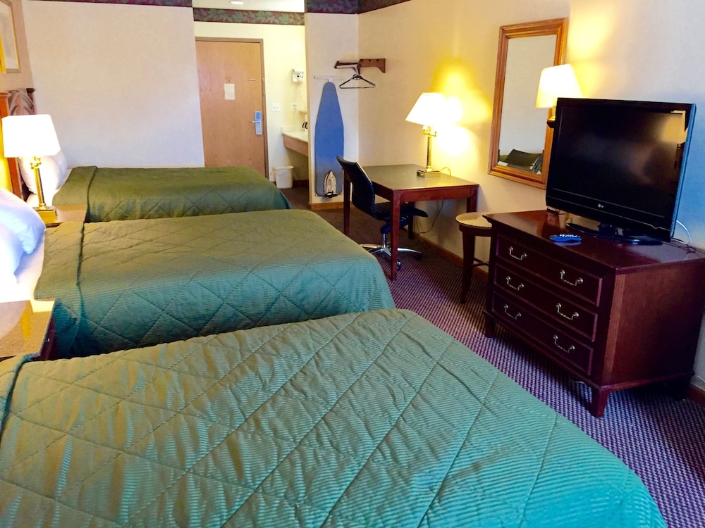 Queen Room With Three Queen Beds photo 3