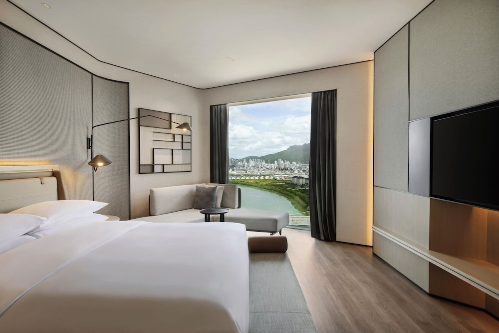 Deluxe Room, 1 King Bed, River View photo 2