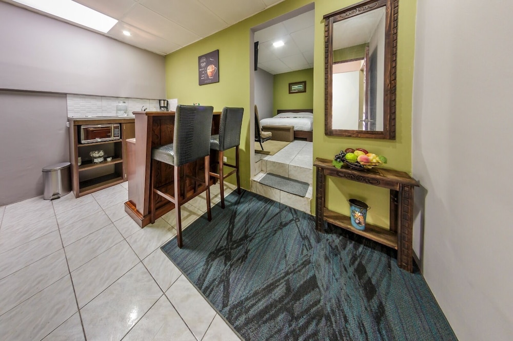 Habitación grande #3 "Pura Vida" Cocina y baño privado- MATRIMONIAL