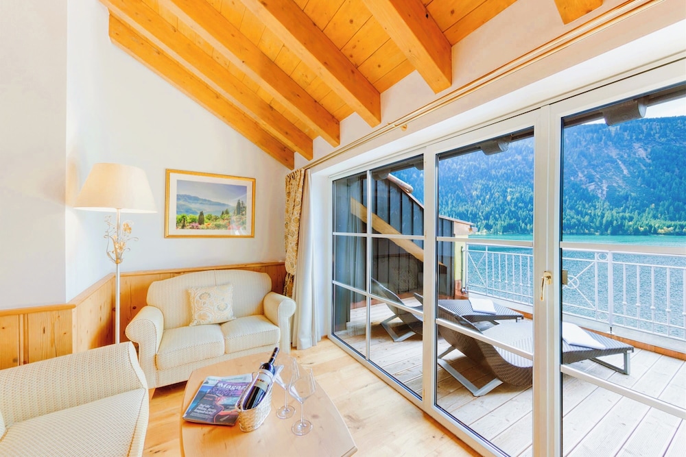 Deluxe Suite, Lake View