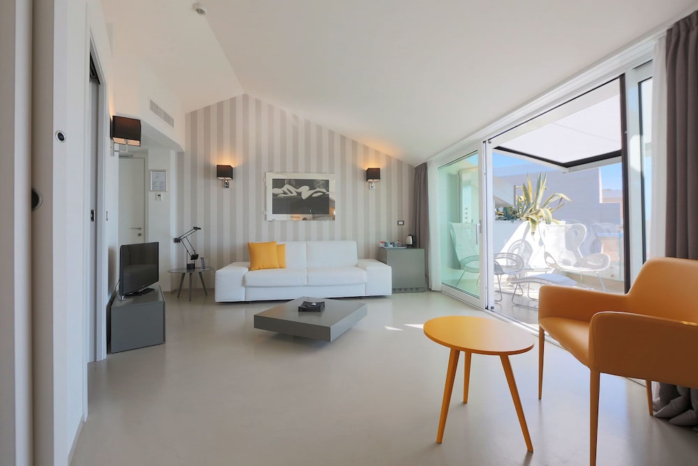 Deluxe Suite, Partial Sea View