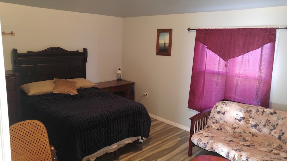 Basic Room, 1 Queen Bed, Shared Bathroom photo 1