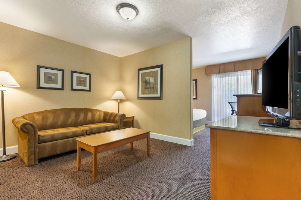 Suite, 1 Queen Bed, Non Smoking, Refrigerator & Microwave - Photo 1
