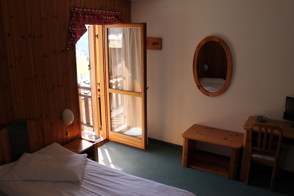 Single Room, Mountain View