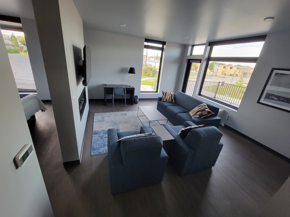 Executive Suite River and Street View photo 2