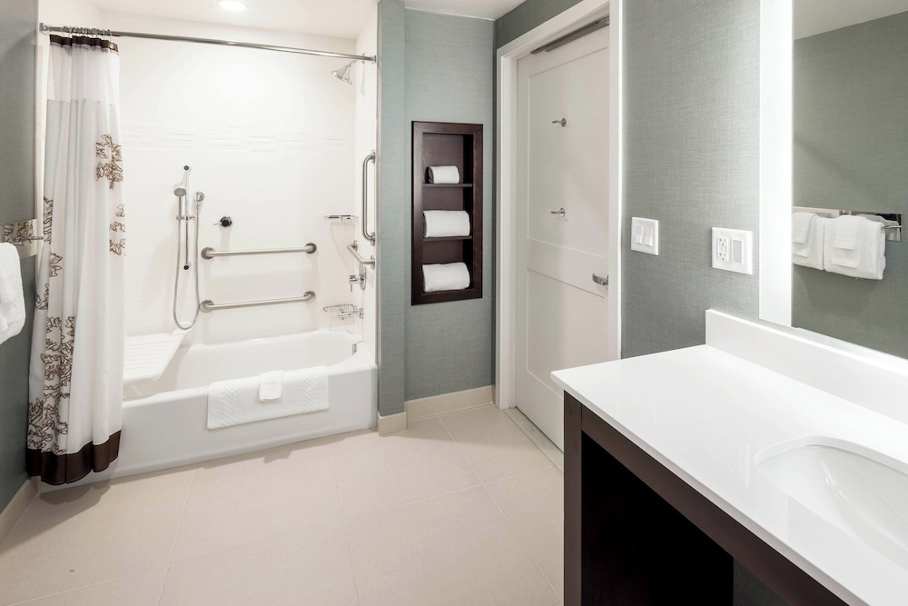 Studio Suite, Multiple Beds thumbnail 6
