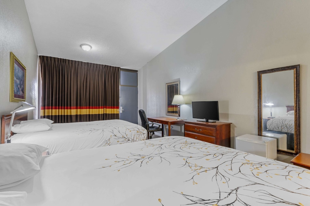 Standard Room, 2 Queen Beds, Non Smoking - Photo 3