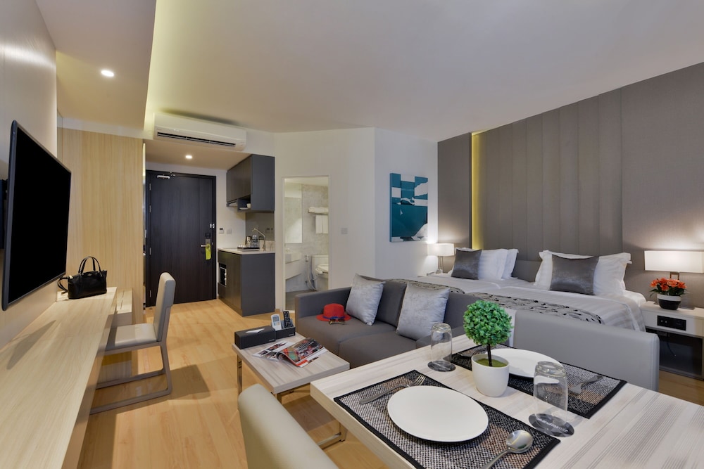 Deluxe Room, City View - Photo 8