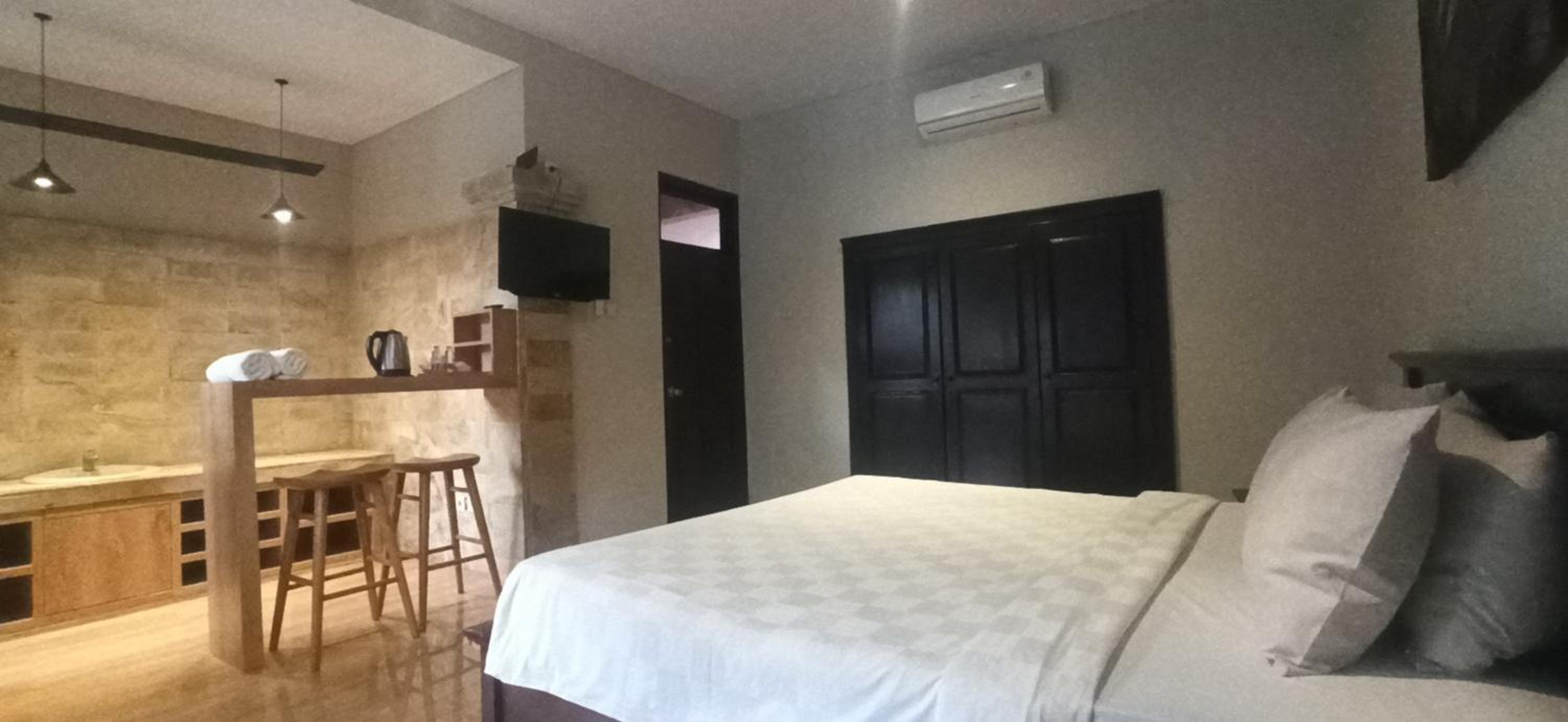 Suite Room - Photo 14