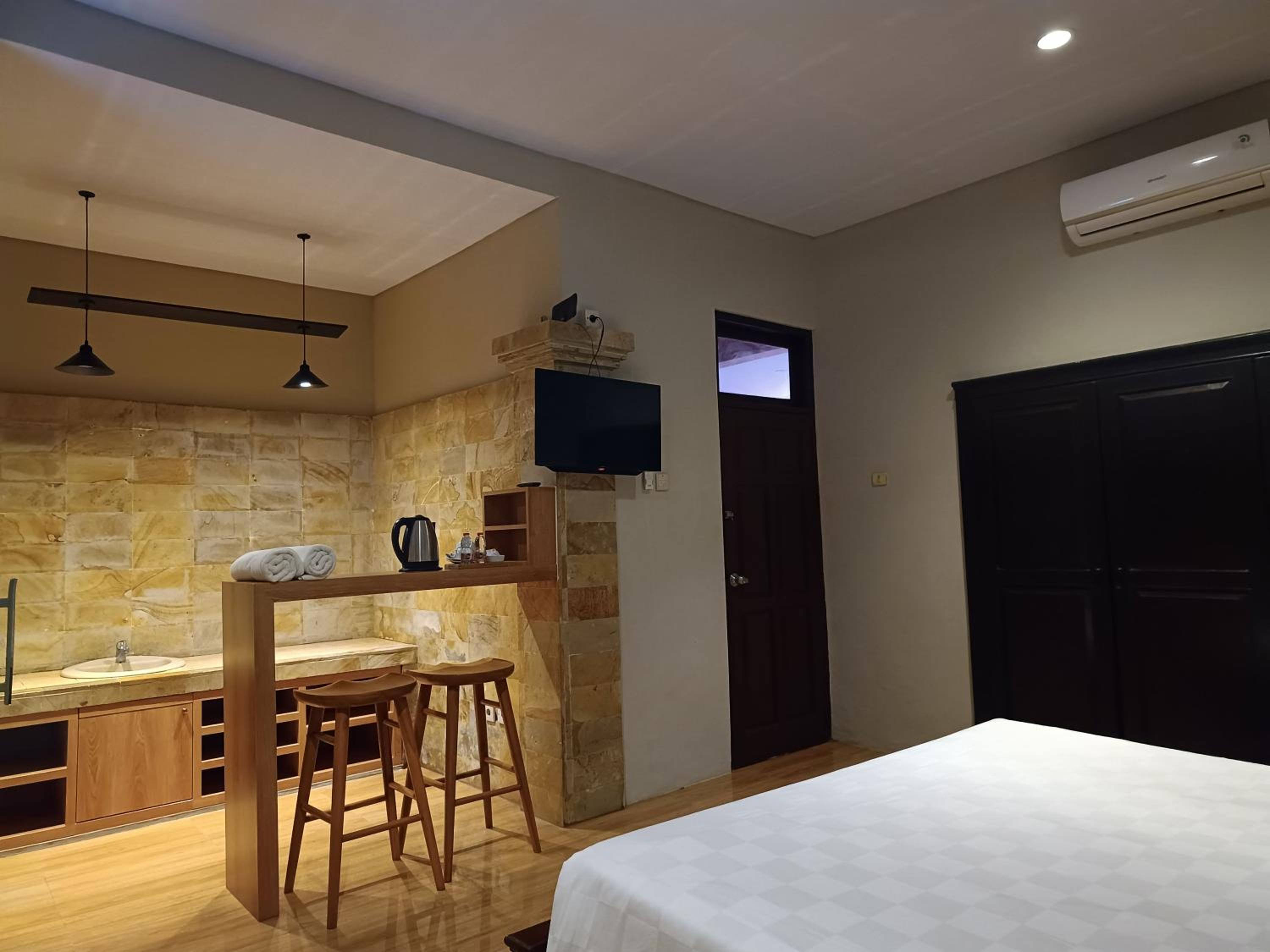 Suite Room - Photo 10