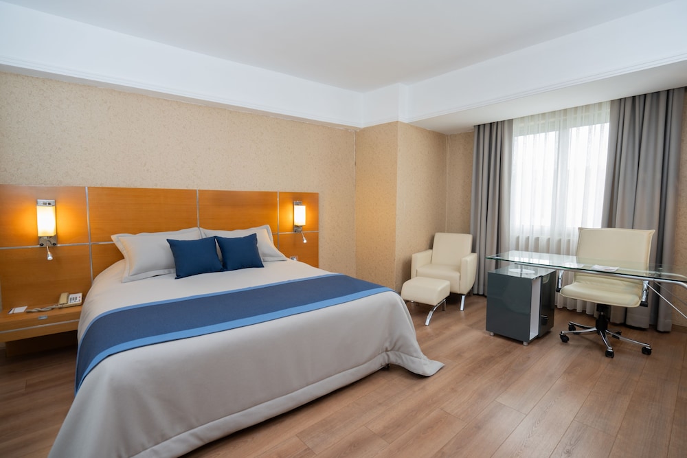 Executive Suite, 1 King Bed - Photo 3