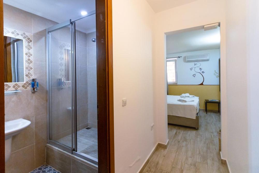 Budget Double Room - Photo 2