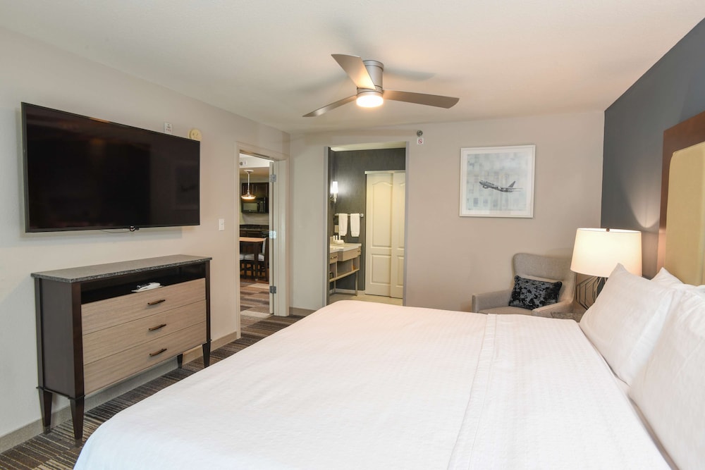 Two Bedroom King & Two Queens Suite - Photo 5