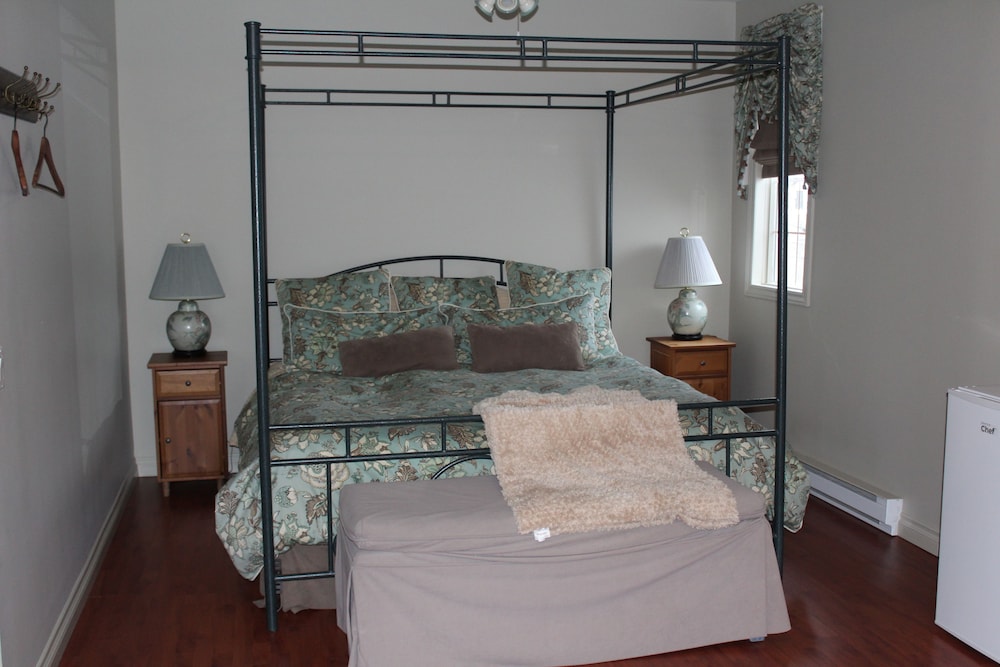 Standard Room, 1 King Bed photo 2
