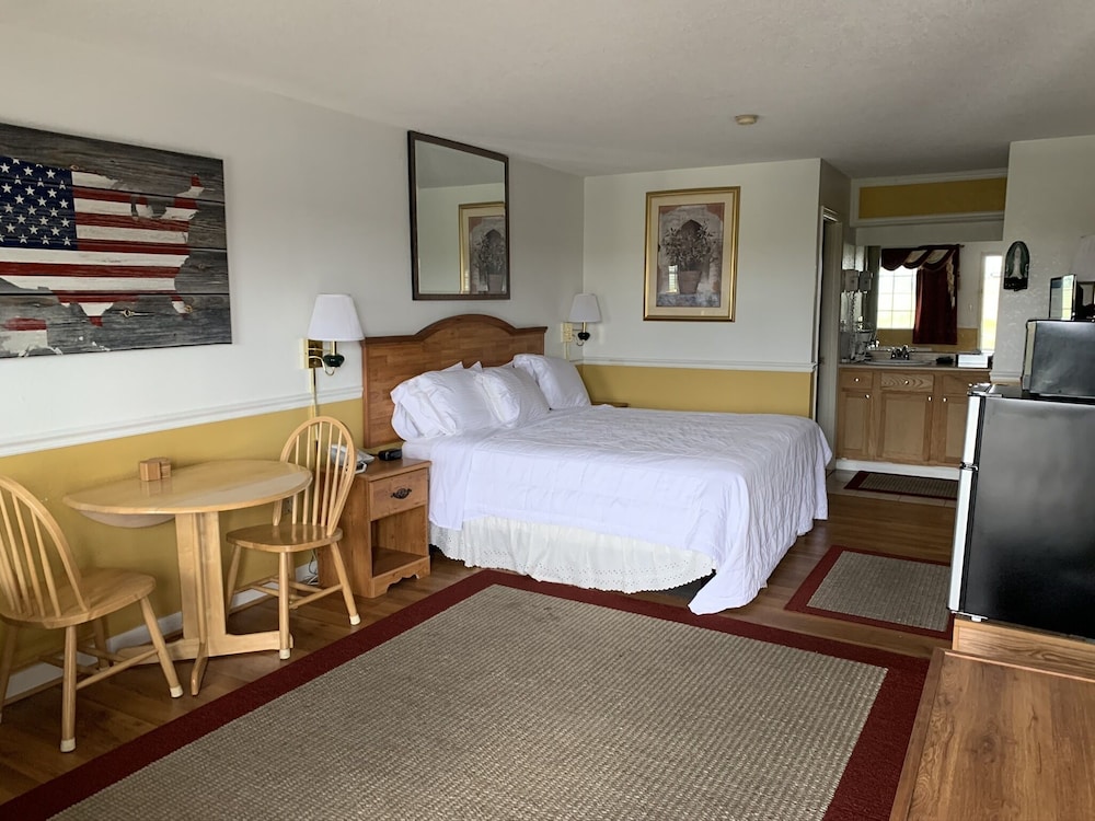 Basic Room, 1 King Bed, Non Smoking - Photo 1