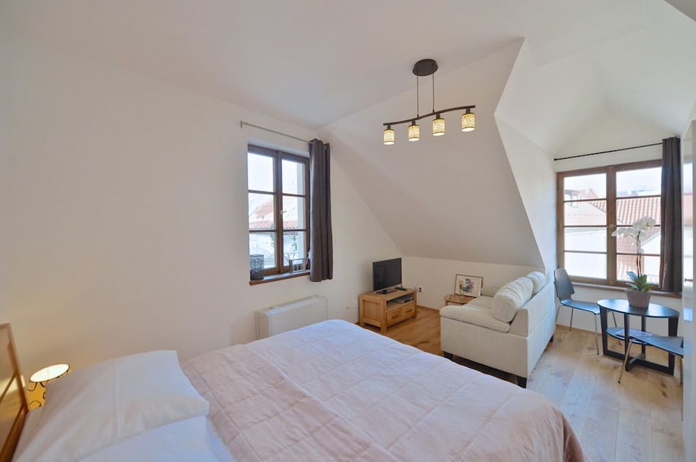 Deluxe Studio, 1 King Bed, Kitchenette, Courtyard Area