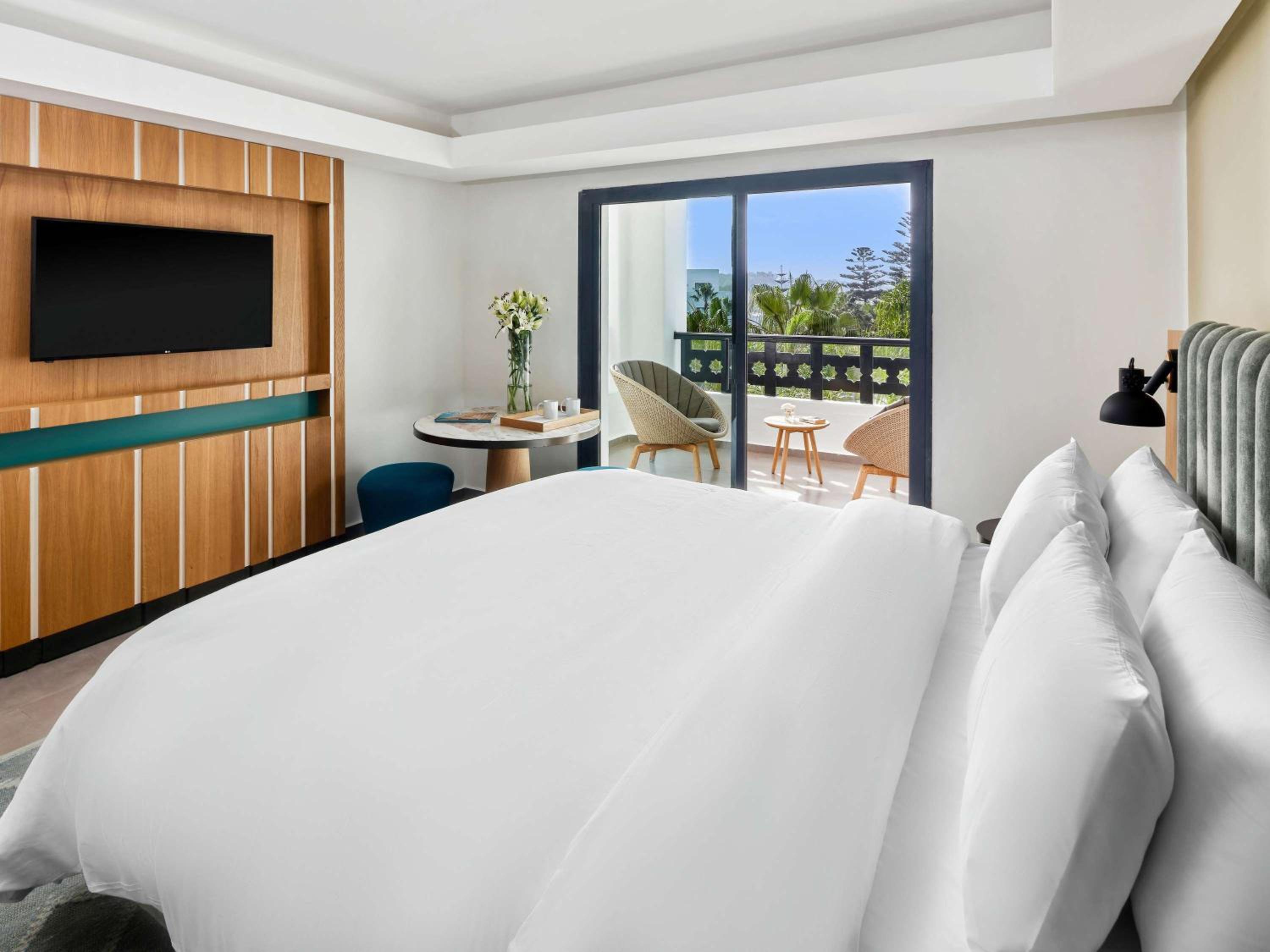 Premium King Room with Pool View - Photo 4