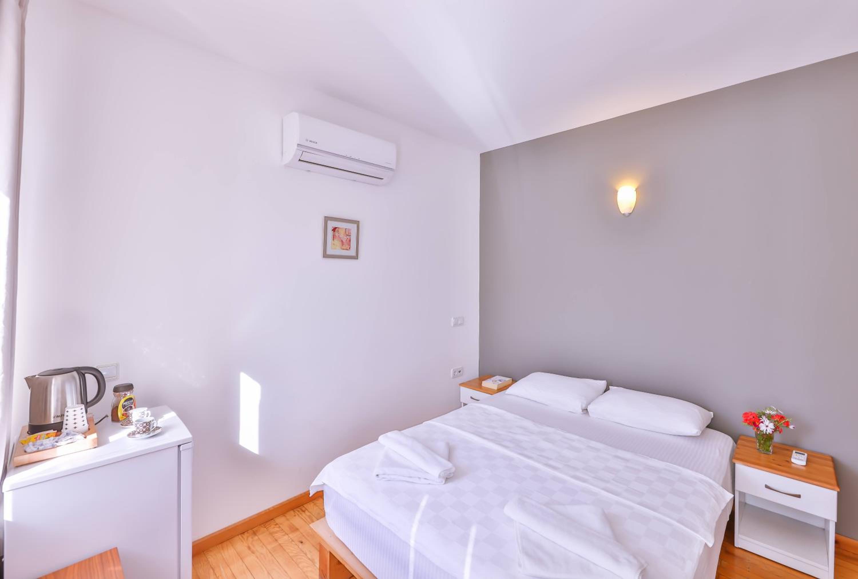 Double Room with Private Bathroom - Photo 1