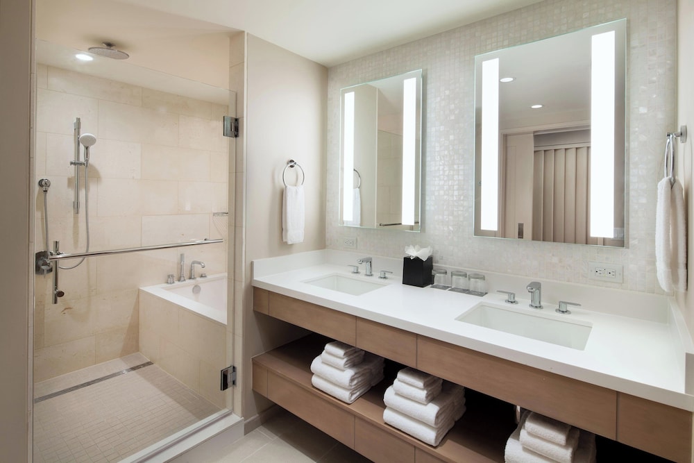 Luxury Room, Multiple Beds, Oceanfront thumbnail 6