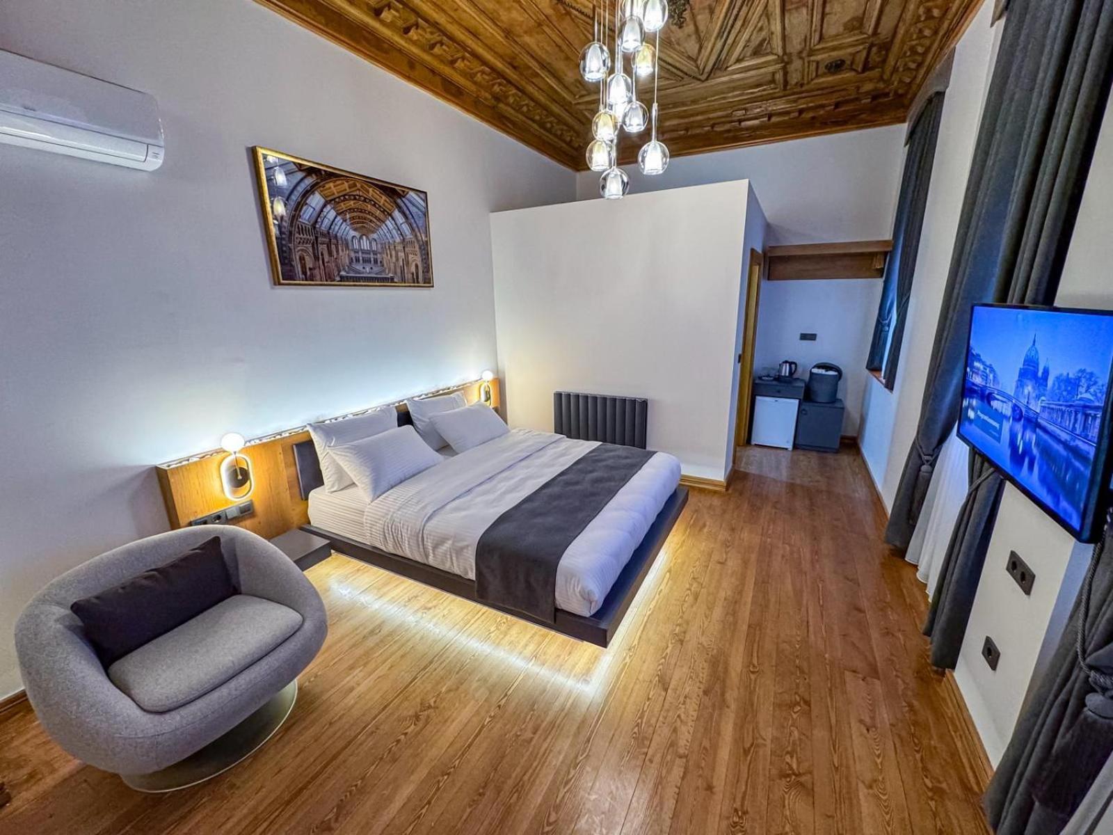 King Suite with Balcony photo 1