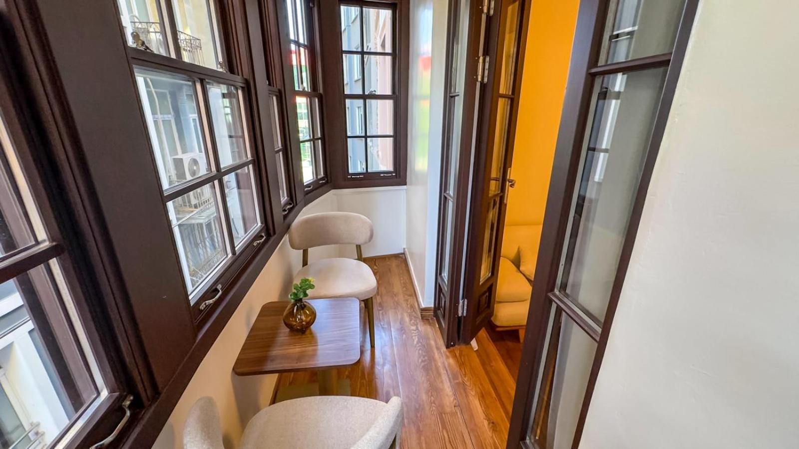 King Suite with Balcony photo 3