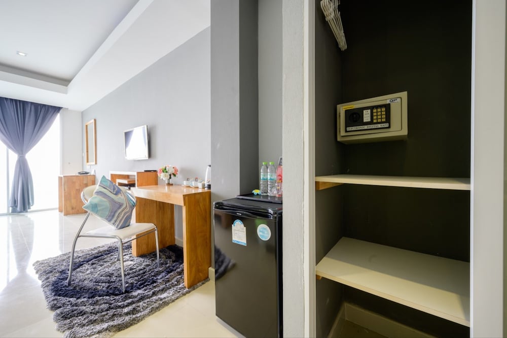 Premium Room, 1 King Bed, Pool View - Photo 3