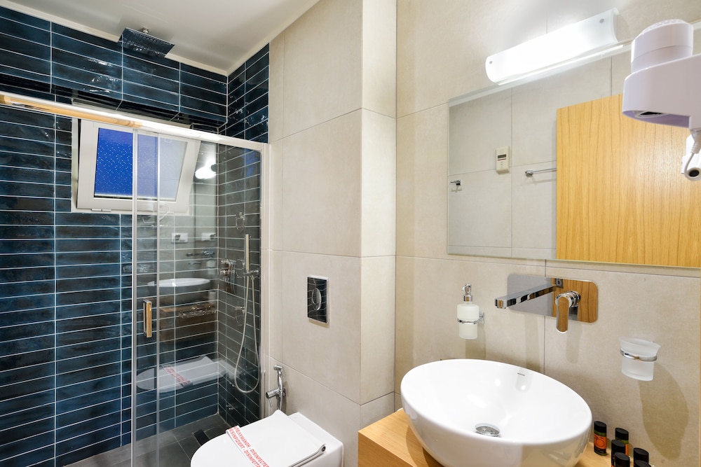 Deluxe room with Balcony - Photo 8
