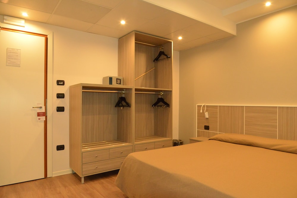 Standard Single Room thumbnail 5