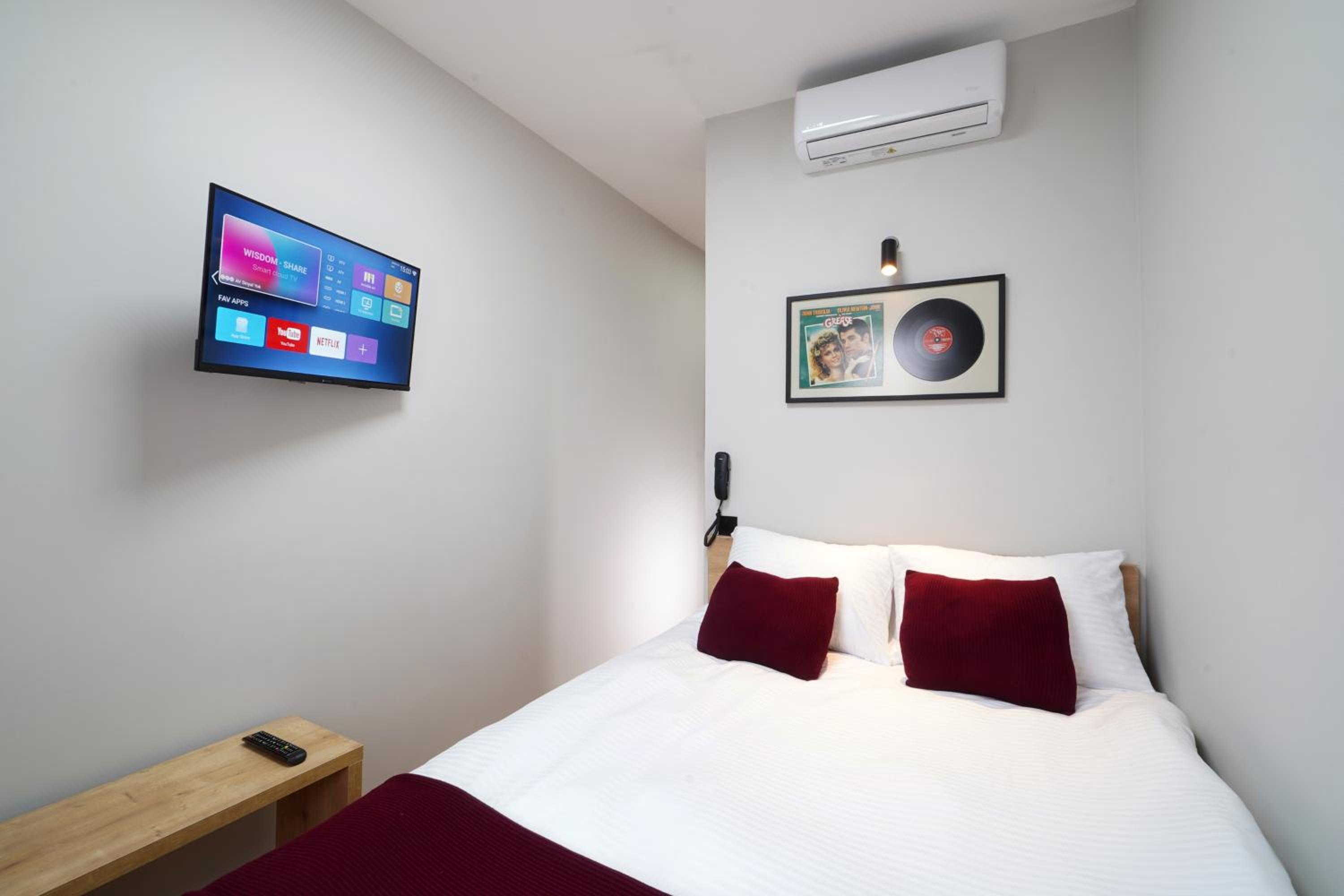 Single Room with Private Bathroom photo 2
