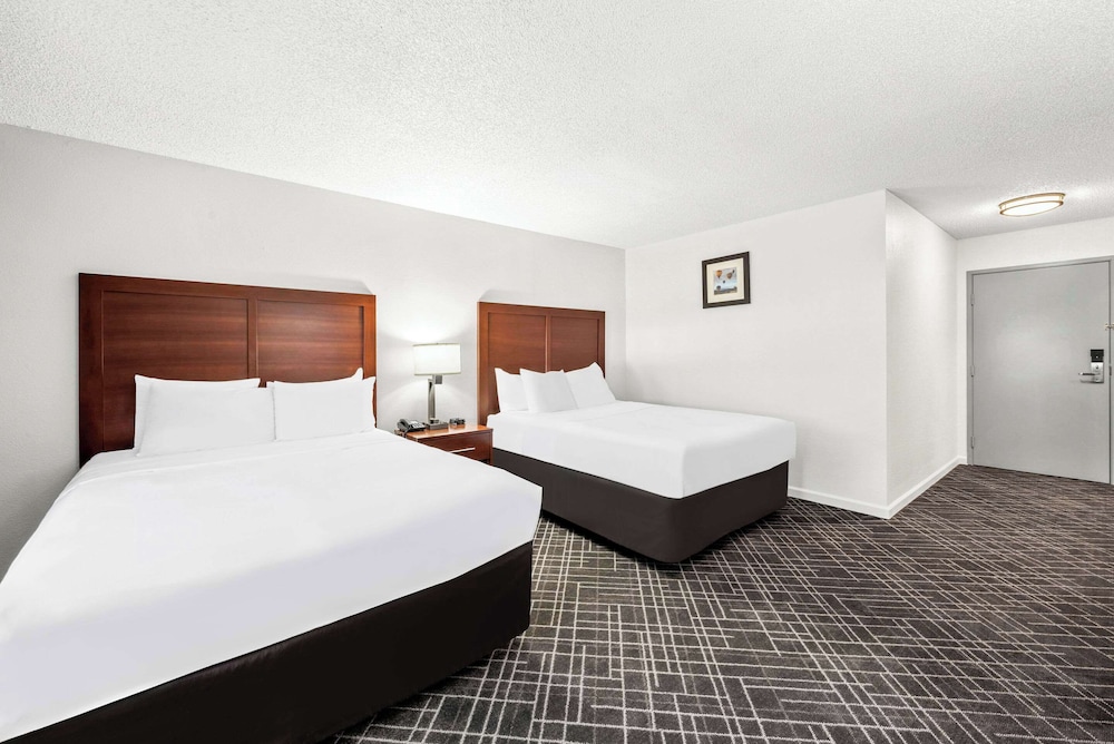 Standard Room, 2 Queen Beds, Non Smoking - Photo 1