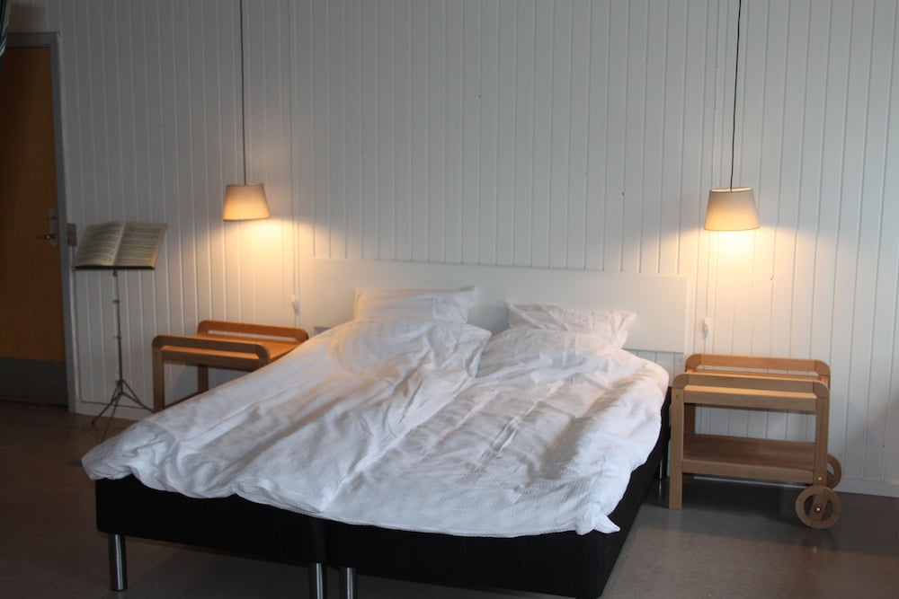 Big Studio Apartment with Private Kitchenette & Shared Bathroom