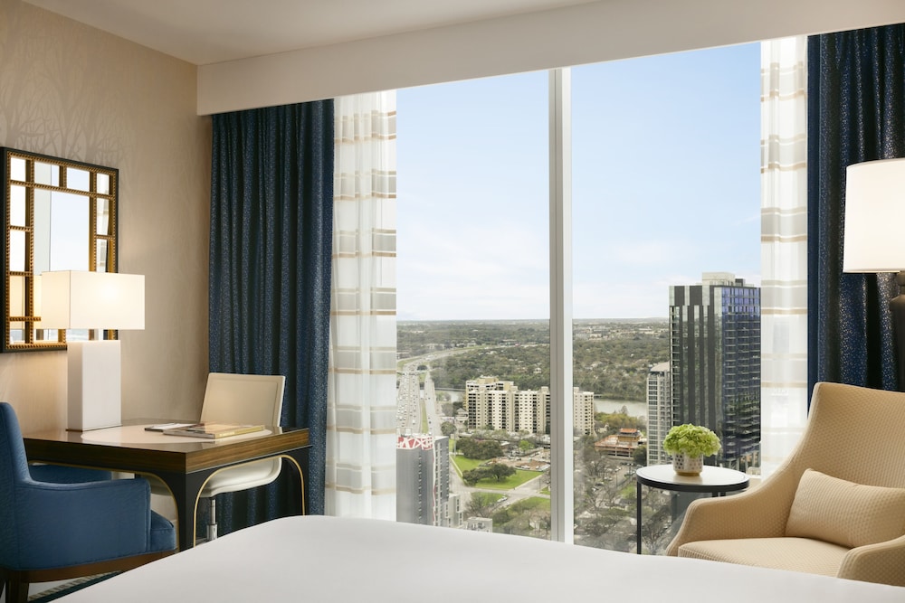 Fairmont Room, 1 King Bed thumbnail 5