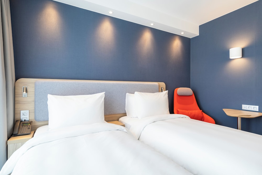 Standard Room, Multiple Beds - Photo 6