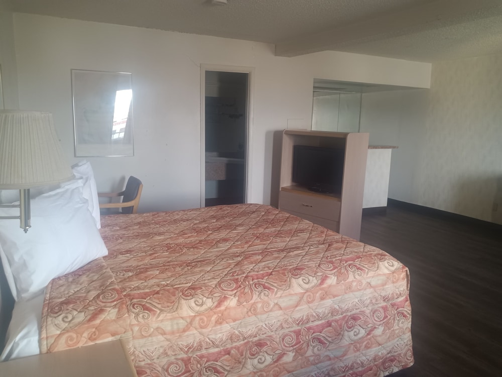 Standard Room, 1 King Bed, Non Smoking photo 3