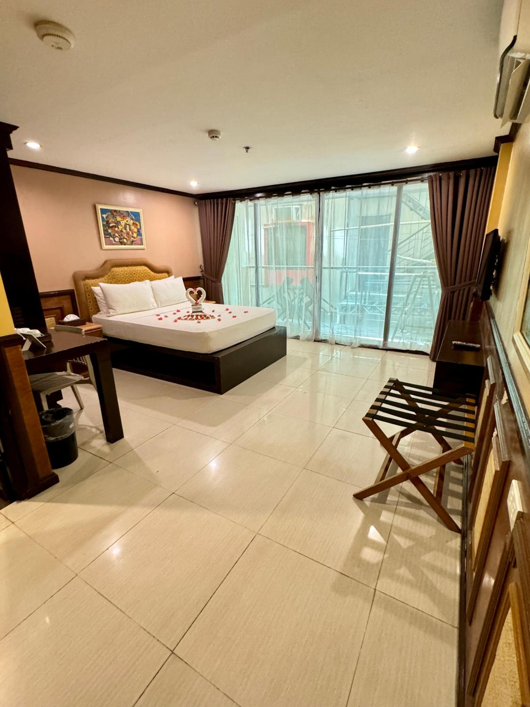 Deluxe Room with Balcony photo 3
