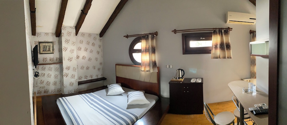 Deluxe Double Room Single Use photo 2