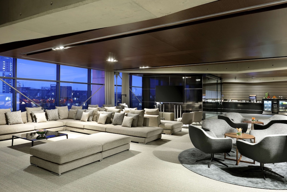 Club Room, 2 Twin Beds, City View