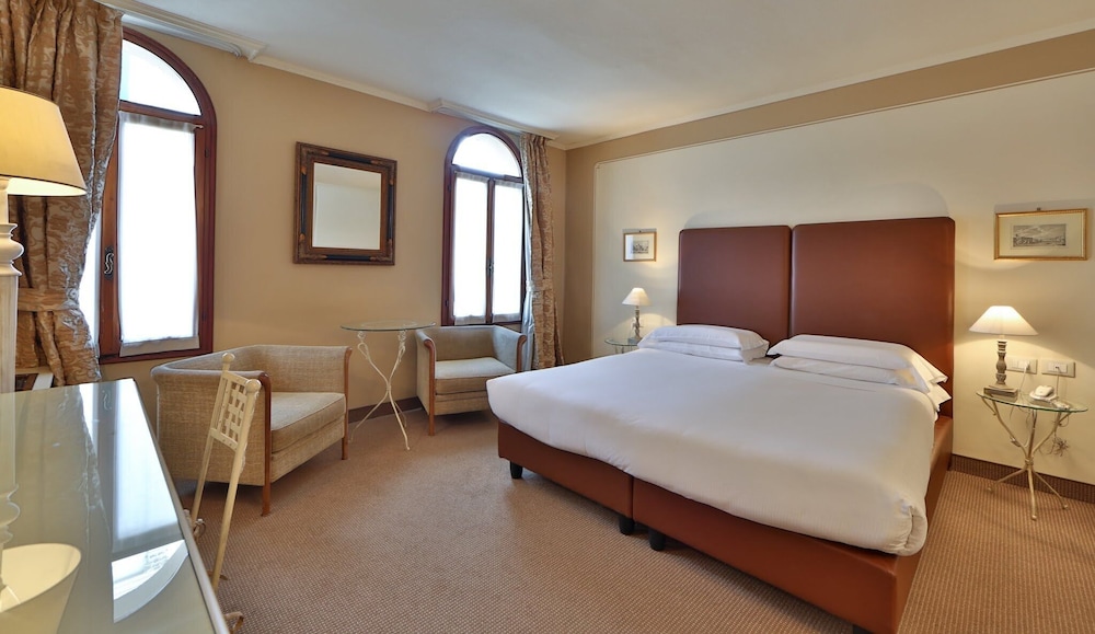 Deluxe Room - Photo 1