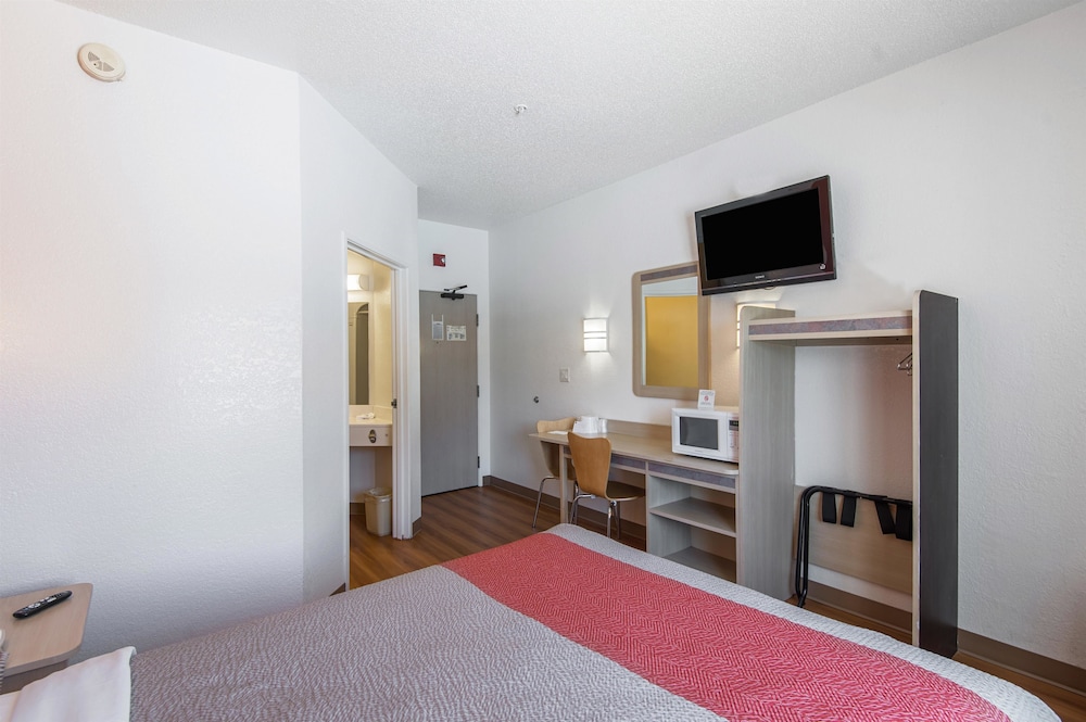 Deluxe Room, 1 Queen Bed, Non Smoking, Refrigerator & Microwave