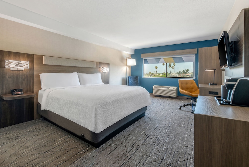 Standard Room, 1 King Bed, Accessible (Comm, Mobil, Accessible Tub) - Photo 3